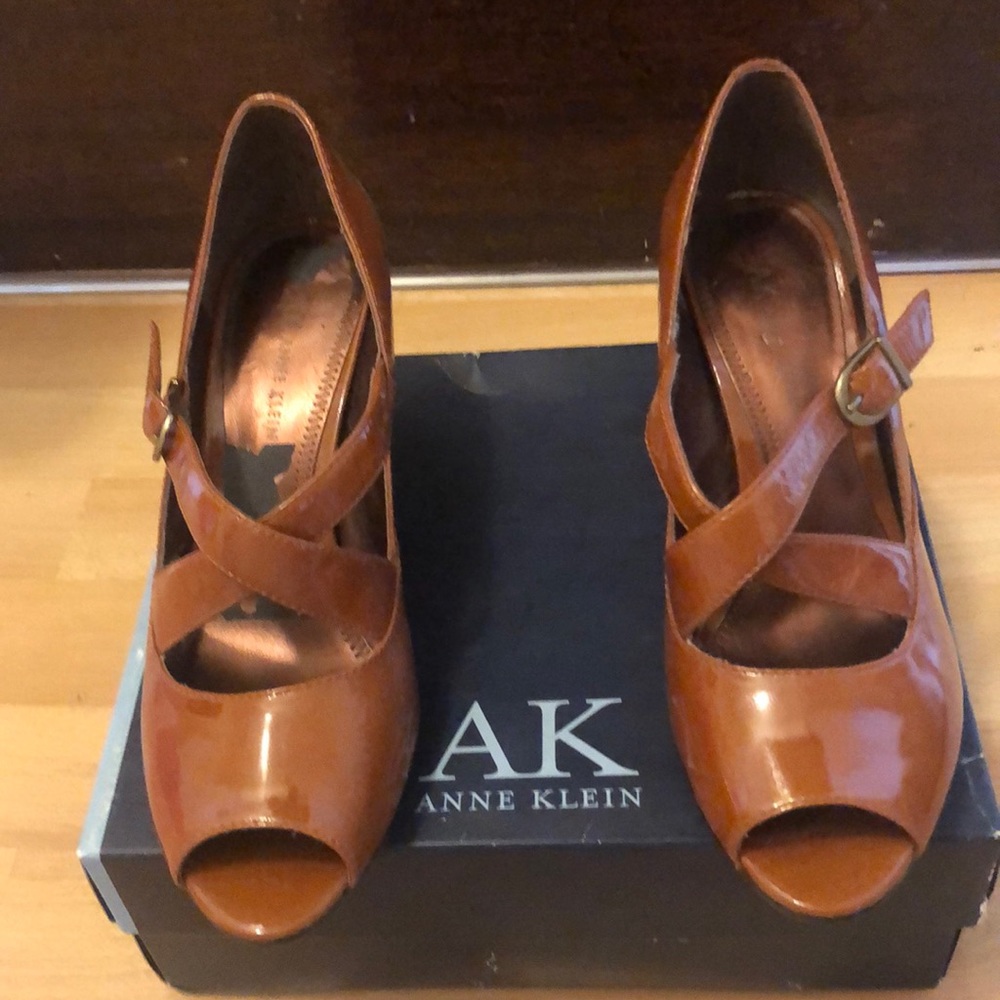 Anne Klein patent leather heels size 8